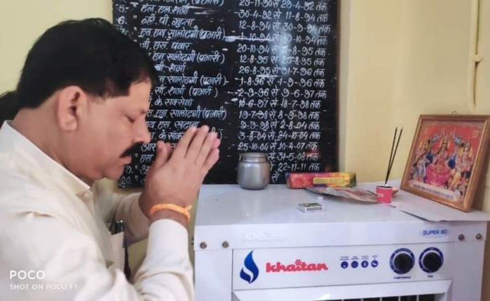 ब्यावरा ब्लॉक शिक्षा अधिकारी बने आर के यादव मां सरस्वती की वंदना कर संभाला कार्यभार