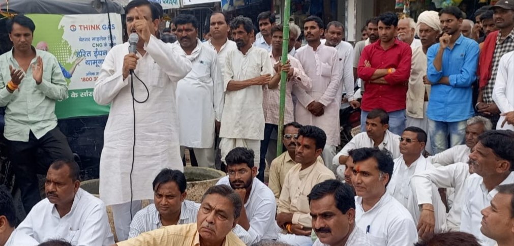 ब्यावरा:रेल्वे ट्रैक पर डेढ़ दर्जन गायो की मौत, कांग्रेस कमेटी ने राजपाल के नाम तहसीलदार को सौंपा ज्ञापन