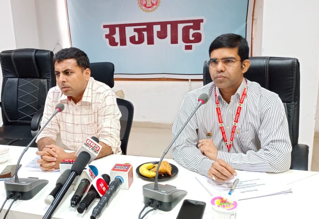 जनप्रतिनिधि एवं पत्रकार गण निर्वाचक नामावली में आधार संग्रहण हेतु सहयोग करें-कलेक्टर