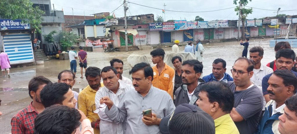 बाढ़ से प्रभावित लोगों से मिले विधायक रामचंद्र दांगी, हर संभव मदद का दिलाया भरोसा