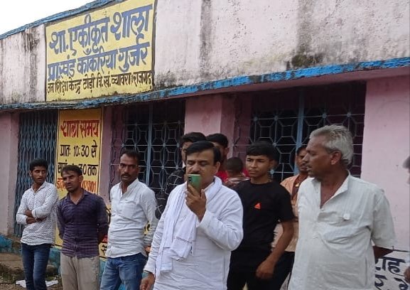 ग्रामीणों की शिकायत गांव में नहीं है पानी की व्यवस्था स्कूल में फैली कीचड़ गंदगी-विधायक ने दिया निराकरण का आश्वासन