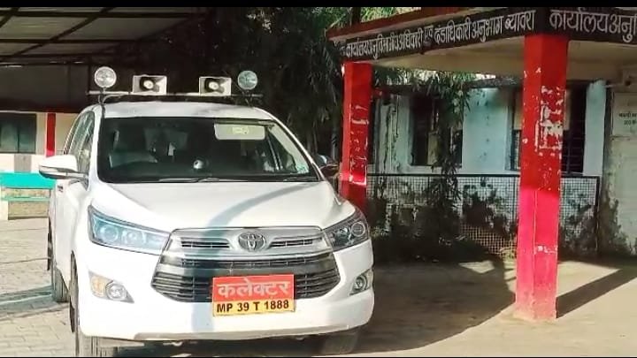 शिकायतों के चलते कलेक्टर ने किया एसडीएम कार्यालय का औचक निरीक्षण