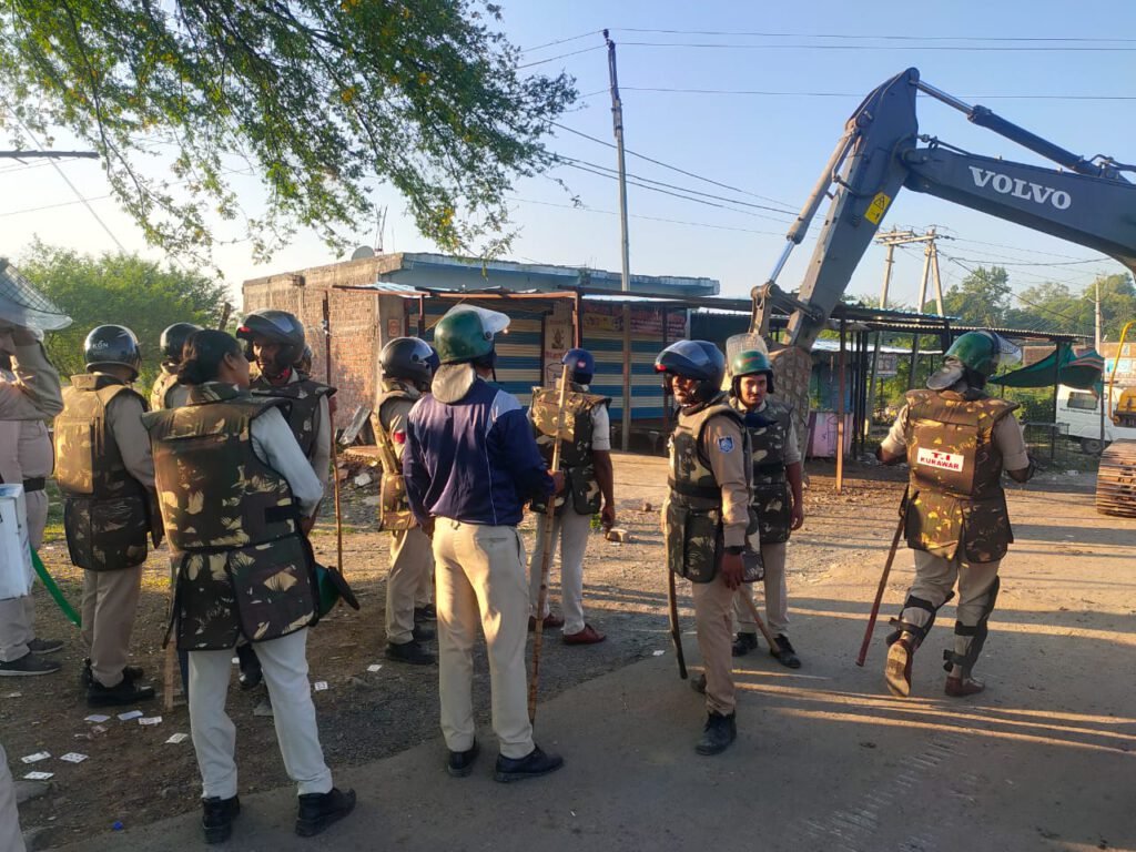 शराब माफिया के अवैध ठिकानों पर चला जिला प्रशासन का बुल्डोजर