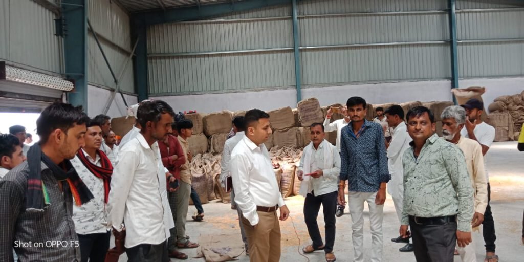 राजगढ कलेक्टर ने किया उपार्जन केन्द्रों का औचक निरीक्षण