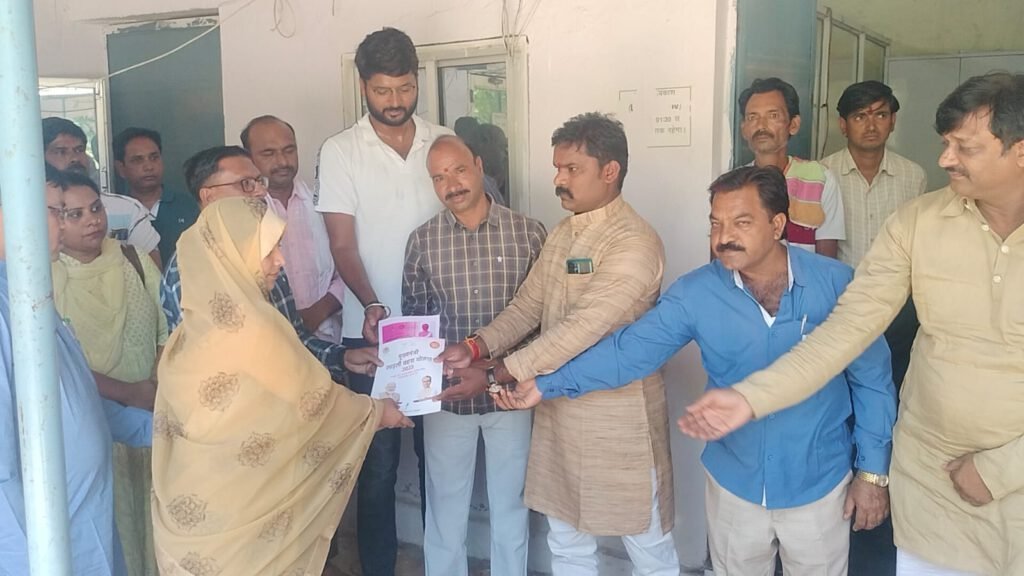 ब्यावरा: नपा द्वारा संत कबीरदास की जयंती के अवसर पर द्वारा लाड़ली बहनों को वितरण किये स्वीकृति पत्र