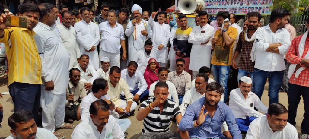 कांग्रेस कार्यकर्ताओं ने किया भाजपा सरकार के खिलाफ धरना प्रदर्शन, राज्यपाल के नाम सोपा ज्ञापन