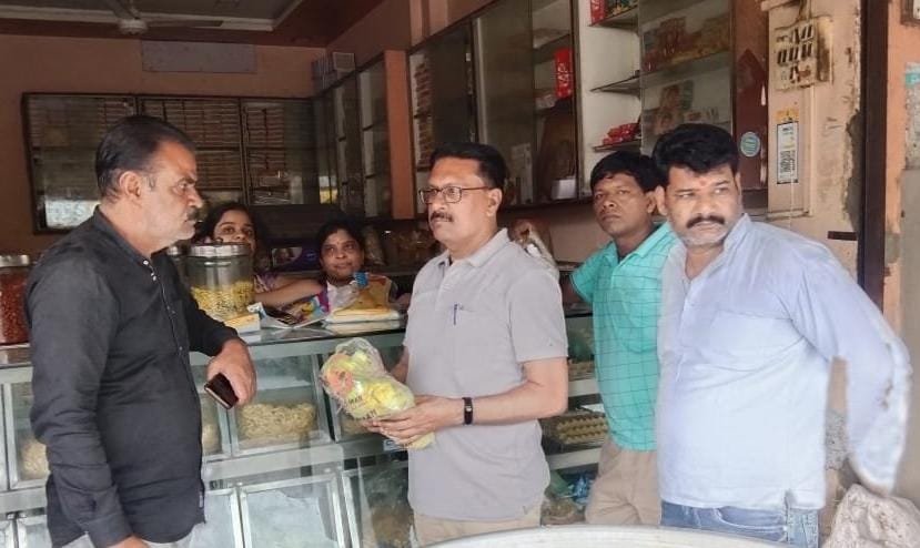 प्रतिबंधित पॉलिथीन को लेकर सीएमओ रईस खान की दुकानदारों को चेतावनी