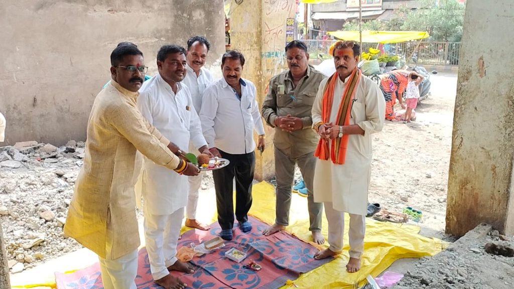 नपाध्यक्ष प्रतिनिधि ने किया बस स्टेण्ड के प्रथम तल पर दुकानो के निर्माण कार्य का भूमि पूजन