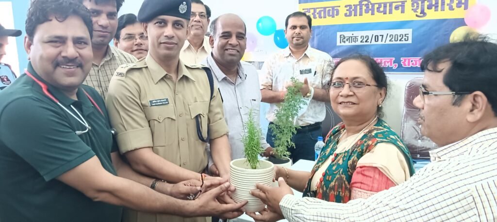 कलेक्टर एवं पुलिस अधीक्षक ने किया दस्तक अभियान का शुभारंभ