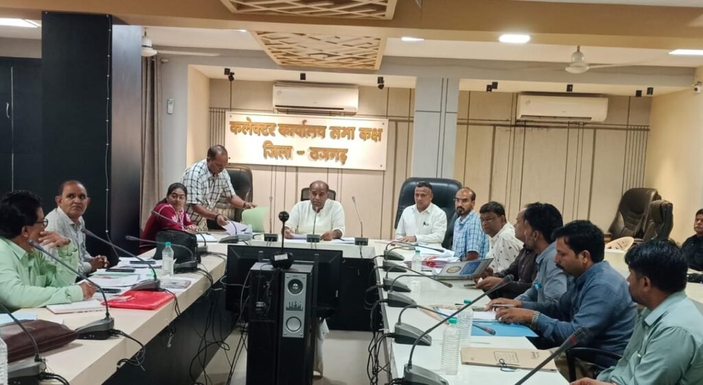 कलेक्टर की अध्यक्षता में आयोजित अशासकीय विद्यालयों की बैठक,अनियमितता के चलते लगाया जुर्माना, दिए निर्देश,,,