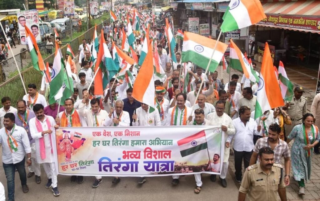 देश भक्ति के तरानों के साथ निकली विशाल तिरंगा यात्रा,