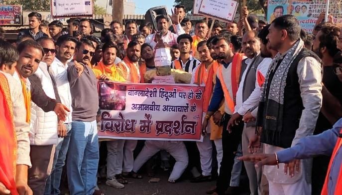 हत्या के विरोध में विहिप बजरंगदल के कार्यकर्ताओं ने रैली निकाल कर किया बांग्लादेश सरकार का पुतला दहन