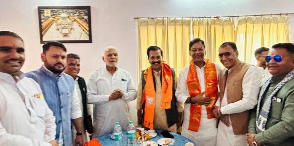 जिला प्रभारी ध्रुव नारायण सिंह का मंडल अध्यक्ष के नेतृत्व में हुआ स्वागत,,,