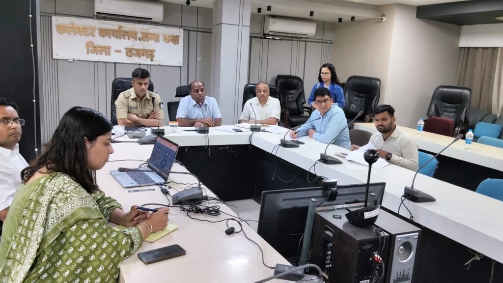 नरवाई प्रबंधन को लेकर कलेक्टर डॉ. मिश्रा एवं पुलिस अधीक्षक एसपी तोलानी की समीक्षा बैठक
