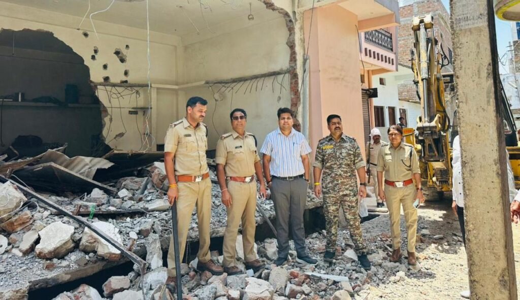 गोवंश वध मामले में प्रशासन की बड़ी कार्रवाई मुख्य आरोपियों के मकान पर चला बुलडोजर