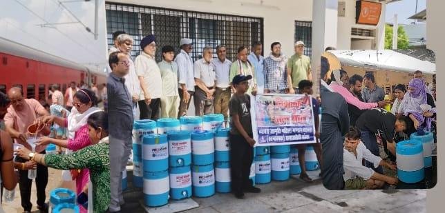 जागृति महिला मंडल द्वारा रेल यात्रियों की प्रतिदिन की जा रही जलसेवा