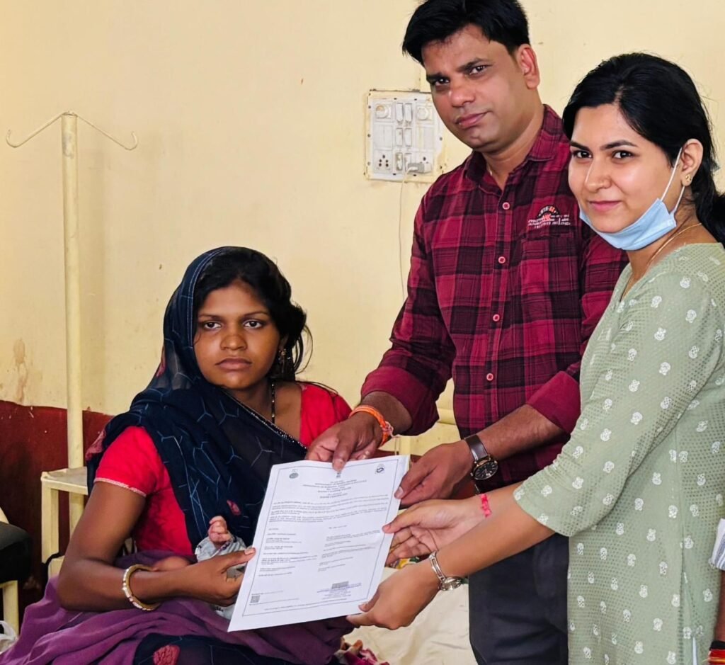 जिला चिकित्सालय में नवजात शिशुओं के जन्म प्रमाण पत्रों का वितरण